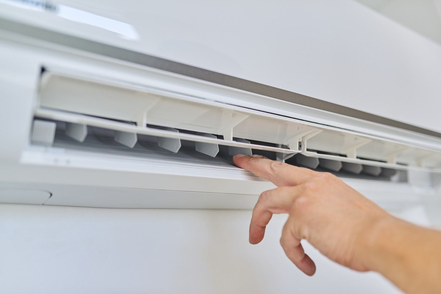 Profesional del servicio técnico Bosch revisando aire acondicionado en Hortaleza