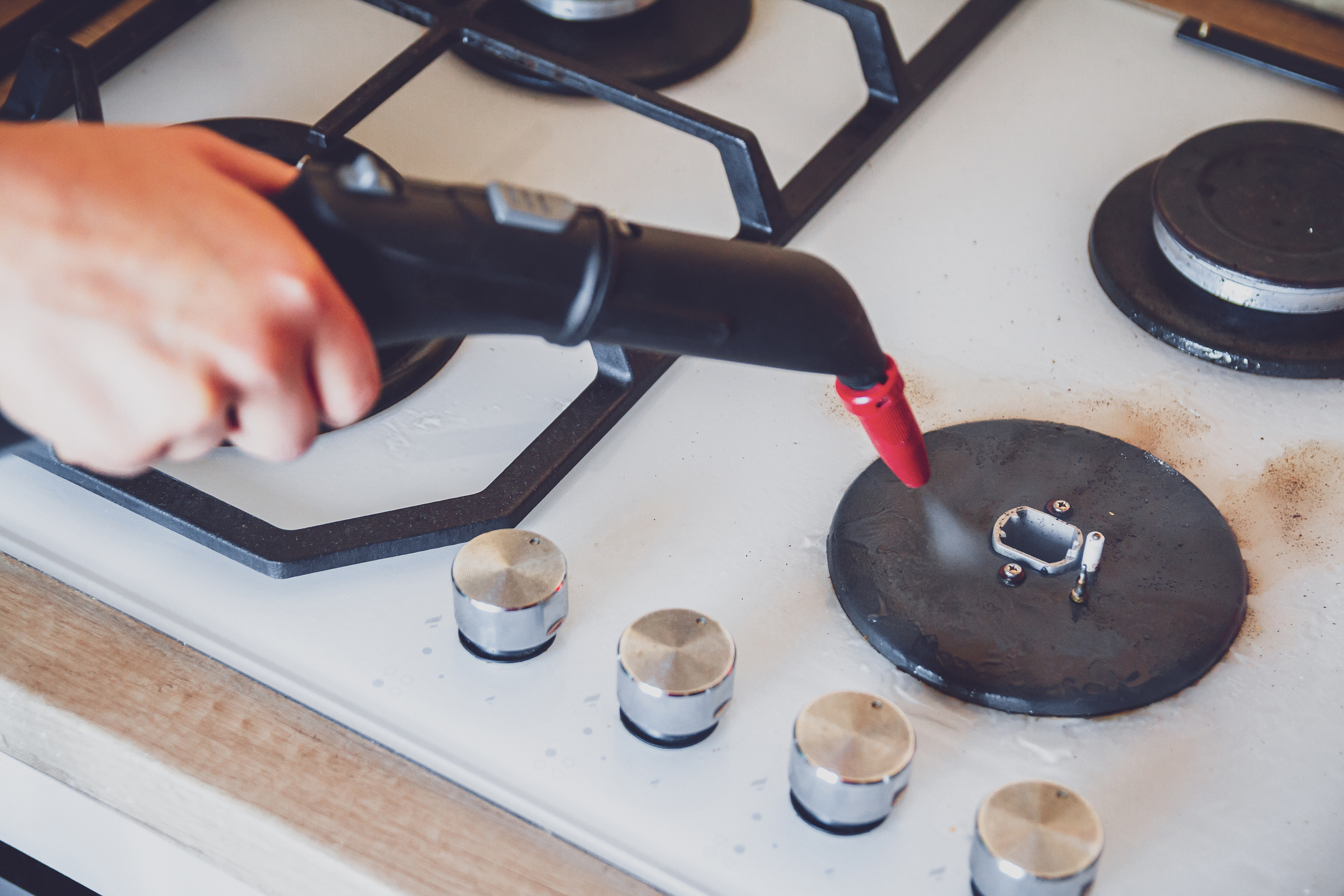 Técnico especialista reparando vitrocerámica Fagor a domicilio en Villaverde