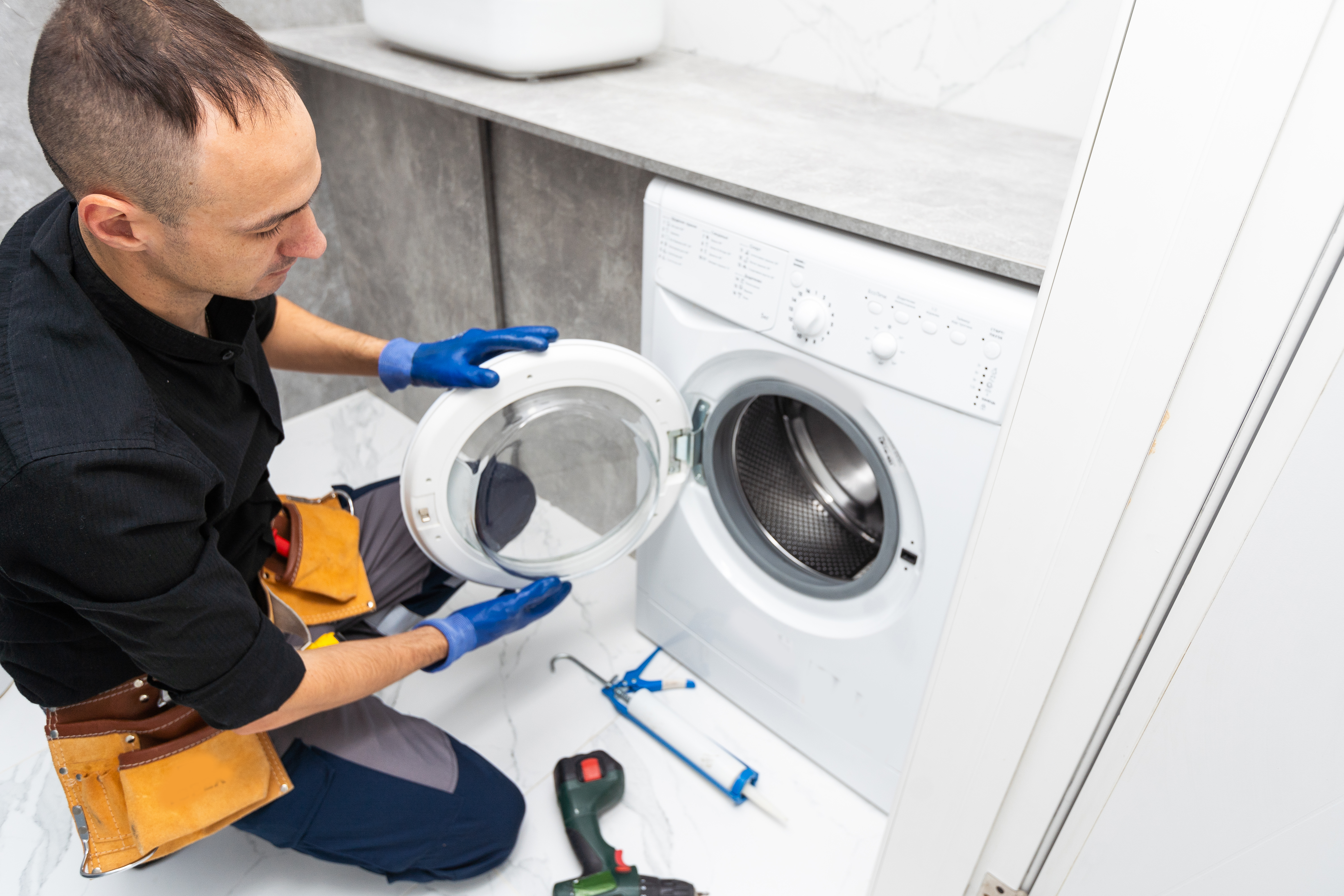 Operario cualificado atendiendo avería de lavadora Samsung en Alcobendas