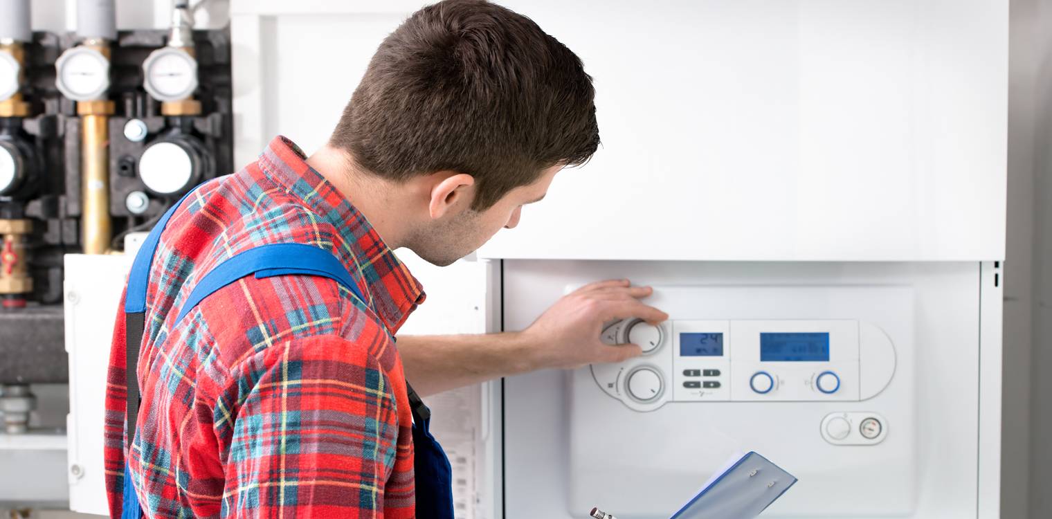 Servicio técnico multimarca reparando caldera Buderus en Móstoles, Madrid