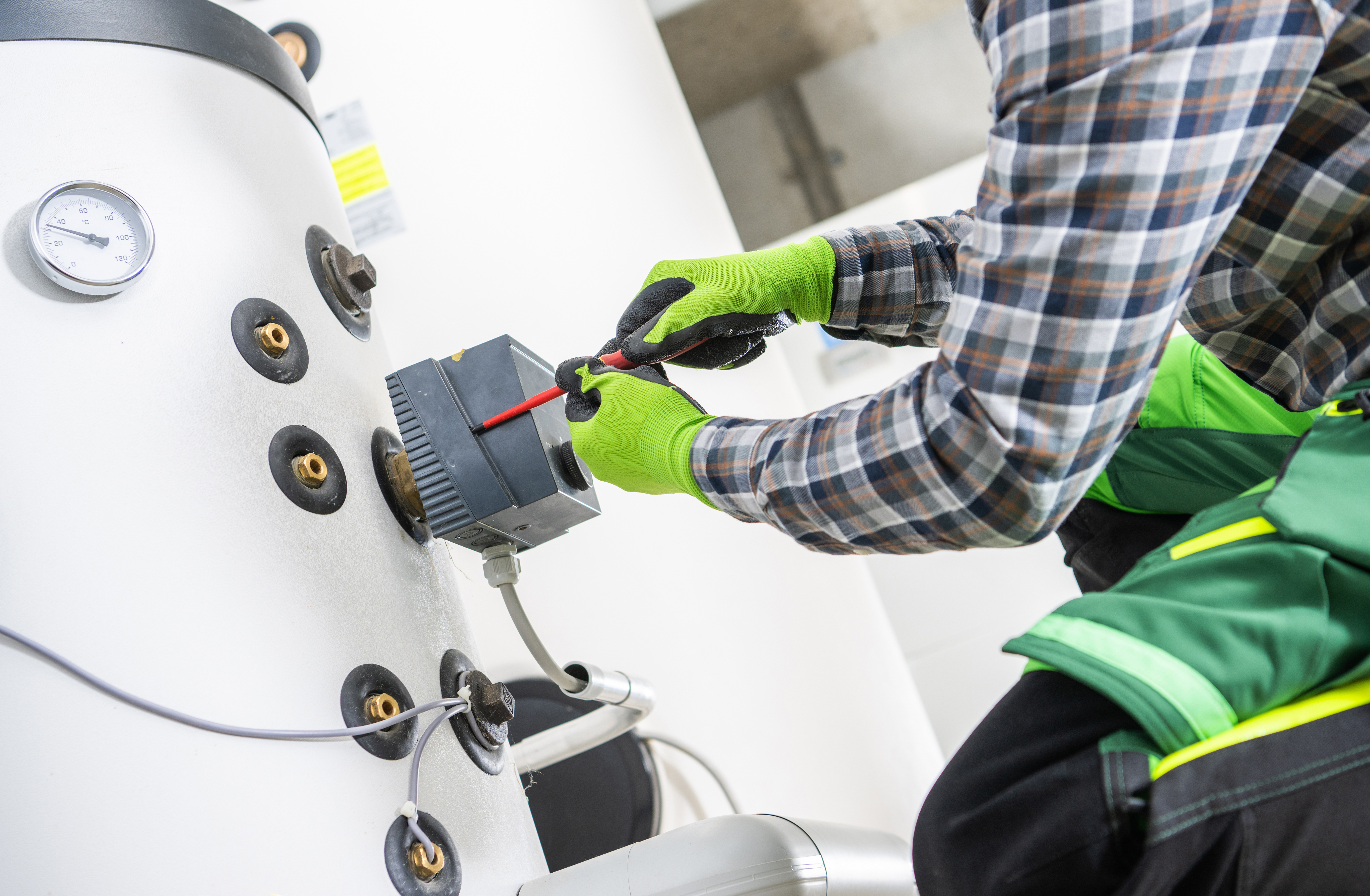 Diagnóstico de avería en termo eléctrico Junkers en zona Moncloa-Aravaca